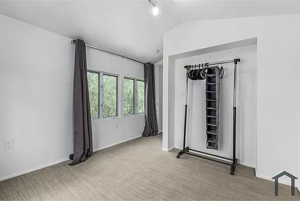 1030 E Polk St — Photo 15