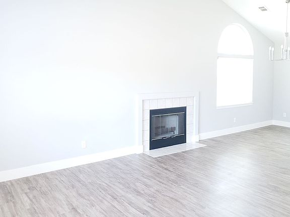 5th image of 586 Springer Dr