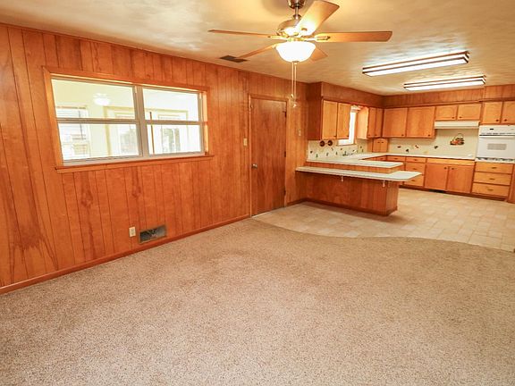 5th image of 300 E 19th St