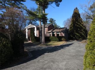 1 Bridle Path Dr, Old Westbury, NY 11568