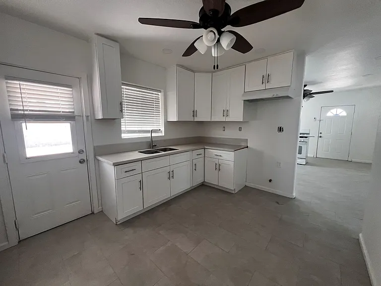 303 M St — Photo 17