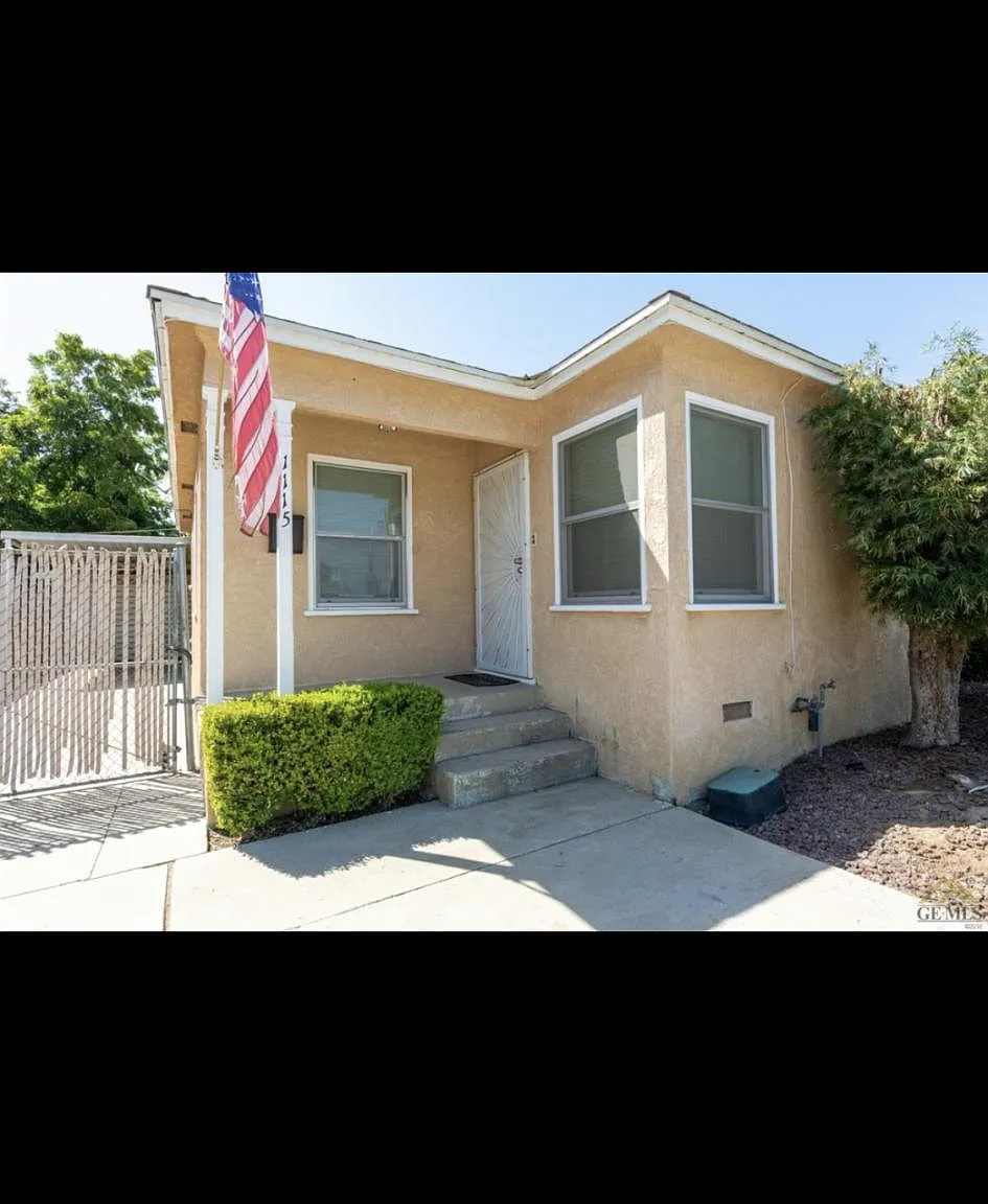 1115 Glade St — Photo 1