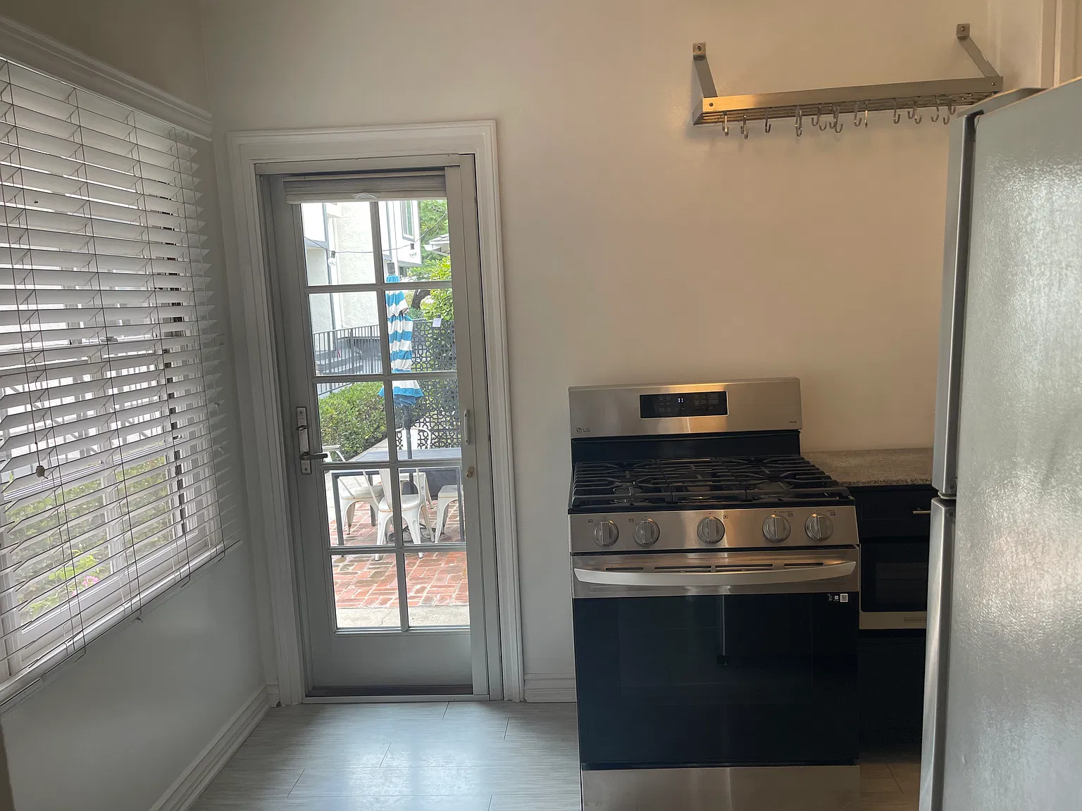 2326 Oak St — Photo 3