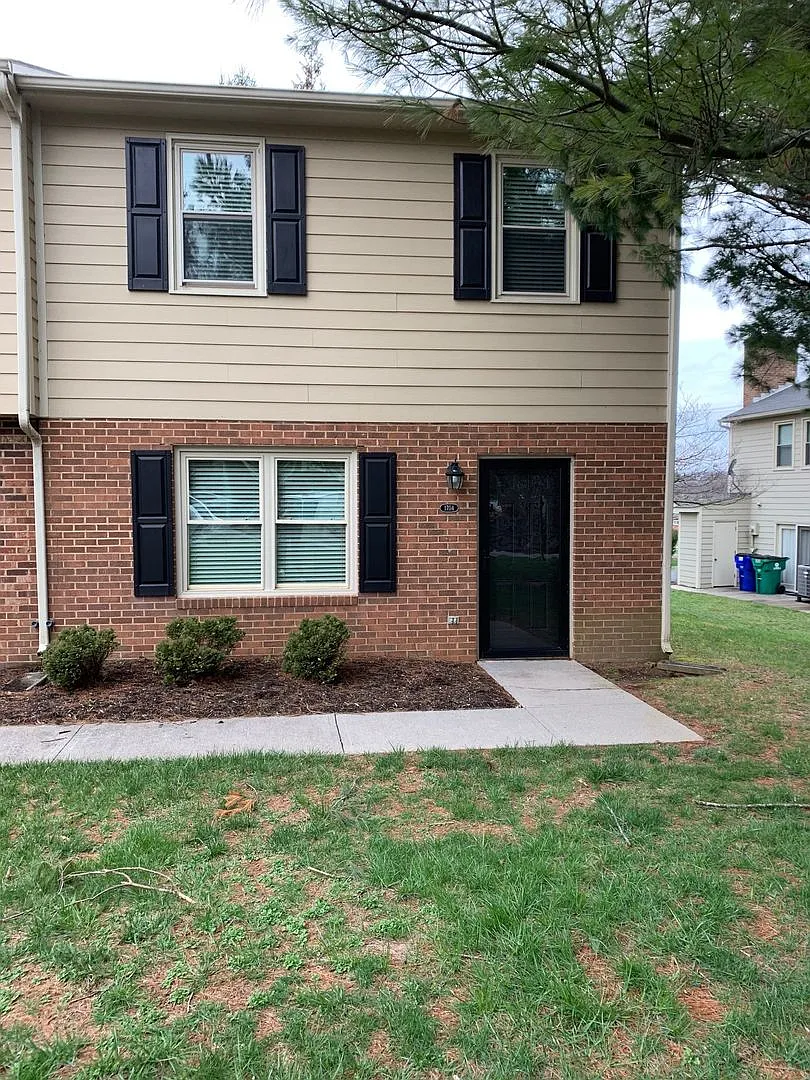 3 Bedroom 2.5 Bath Townhouse — Photo 2