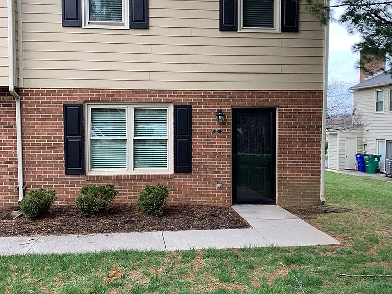 1704 Emerald St — Photo 2