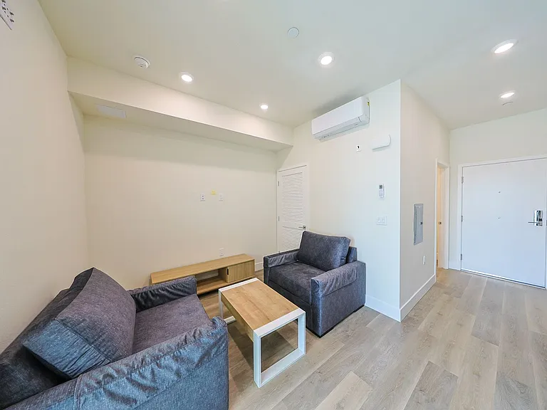 1317 W Jefferson Blvd — Photo 3