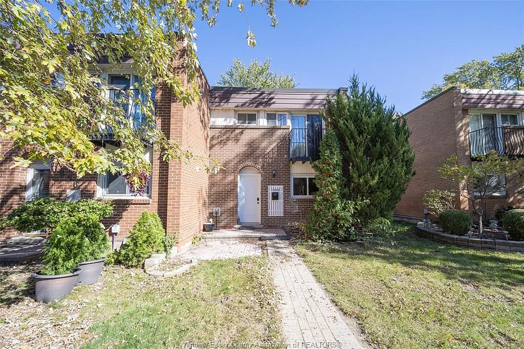 4 bed, 1.5 bath, $2,500 — Photo 1