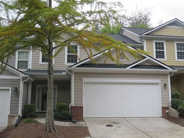 7 bed, 2.5 bath, 2500 sqft, $2,250 — Photo 2