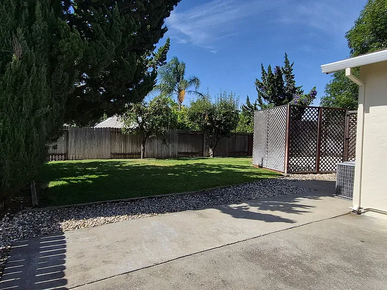 1121 Swallow Ln — Photo 25