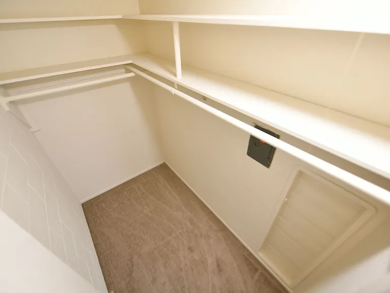 2p008 - Lake View East — Photo 12