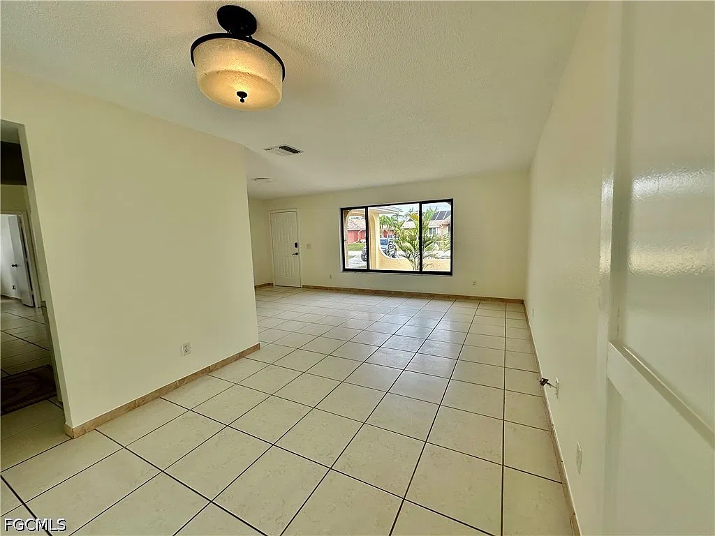 3 bed, 2.0 bath, 1839 sqft, $1,800 — Photo 3