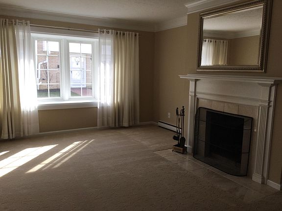 4th image of 10 Meadowlawn Dr Unit 5