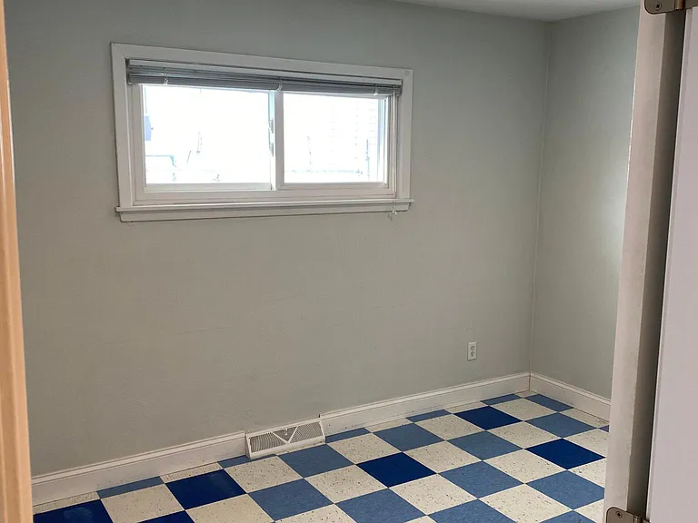 1686 W Marshall Ave — Photo 8