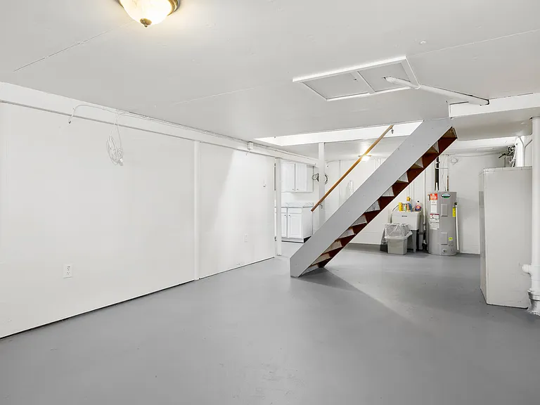 8 Warwick Ave #A — Photo 23
