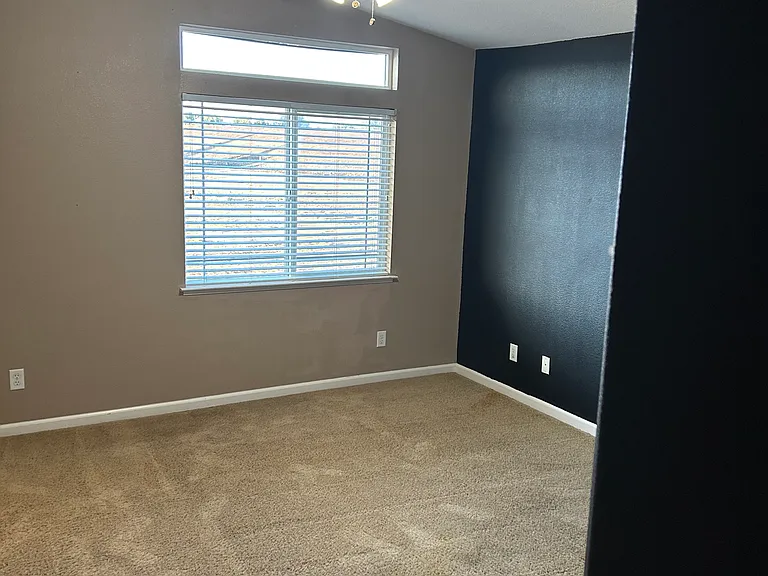 181 Royal River Dr — Photo 2