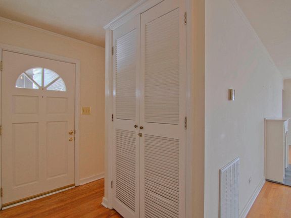 3rd image of 704 Lakeview Dr