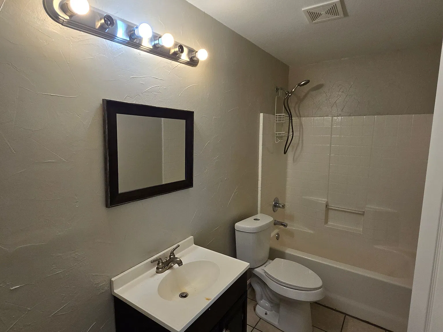 3 bed, 2.0 bath, $2,400 — Photo 3