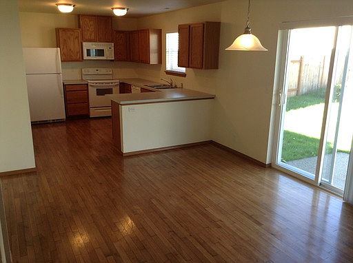 4th image of 1425 203rd St E