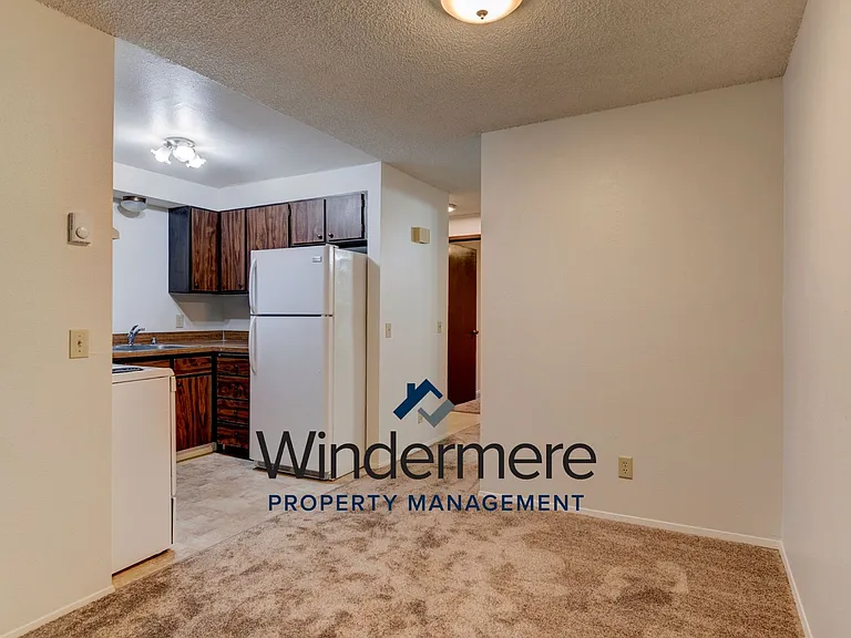 M0646-Prairie Village - 304 N. Main St — Photo 2