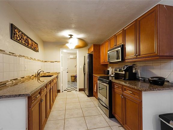 4th image of 9765 Carolina St