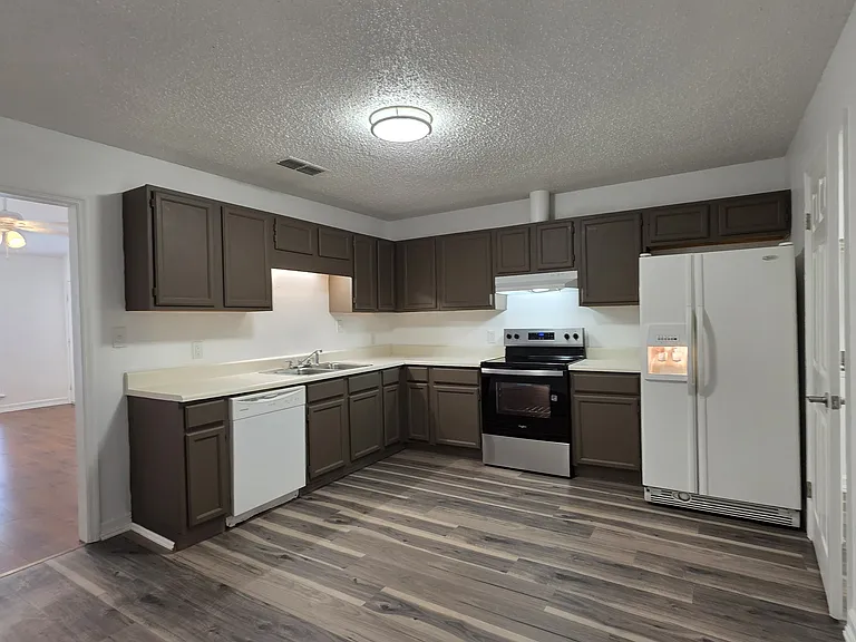 eat-in kitchen
