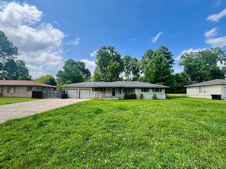 117 E Hoyt Dr — Photo 1
