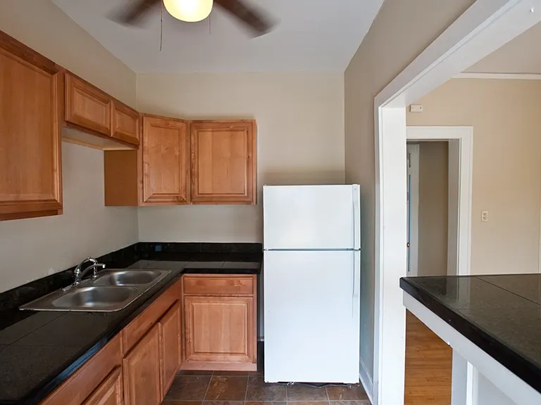 $1085 1 BR, 1 BA Apartment, Heat Included, Free Laundry - 1603 N Van Buren — Photo 5