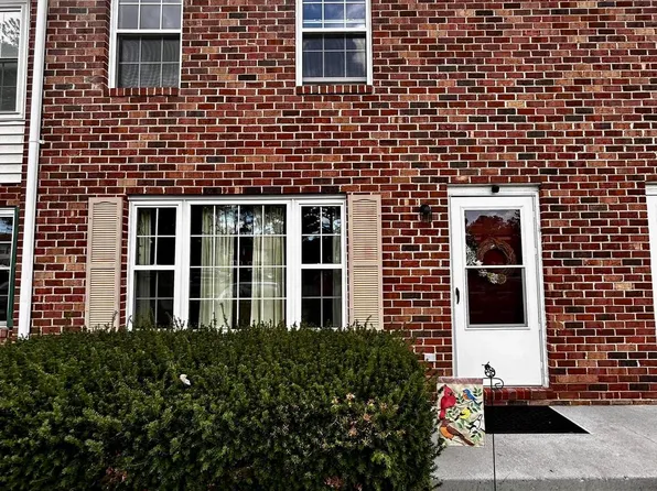 102 Warren Cir, Stephens City, VA 22655