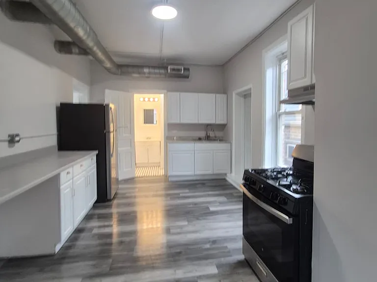 2219 S Oakley Ave #1F — Photo 1