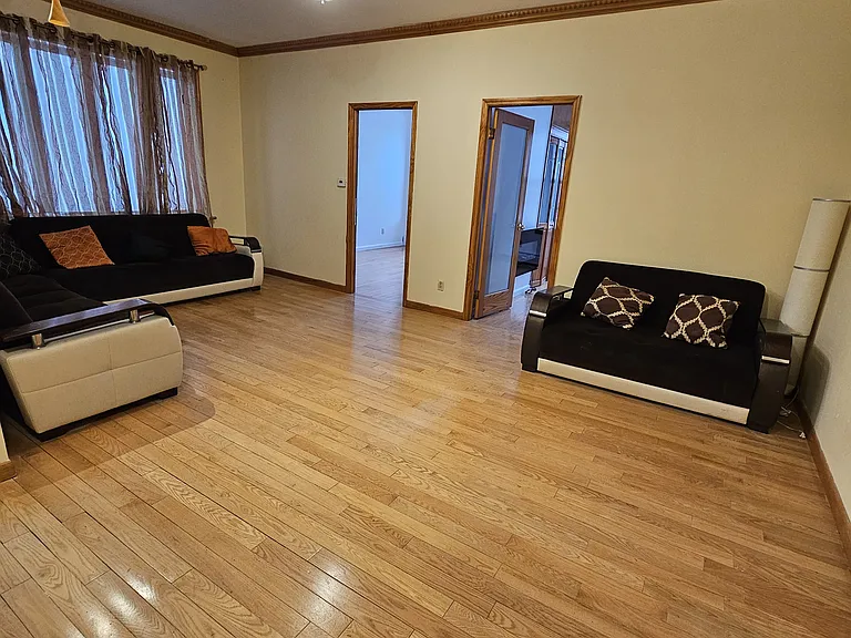 1824 E 2nd St #1R — Photo 5