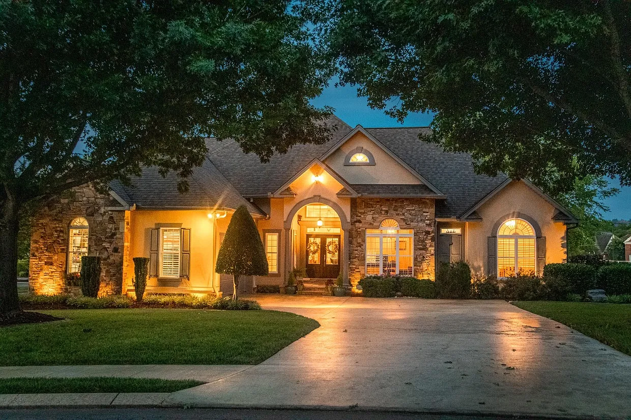 4 bed, 3.5 bath, 3607 sqft, $5,500 — Photo 1