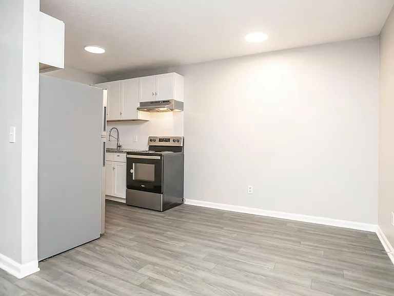 Cross Creek Apartments — Photo 21