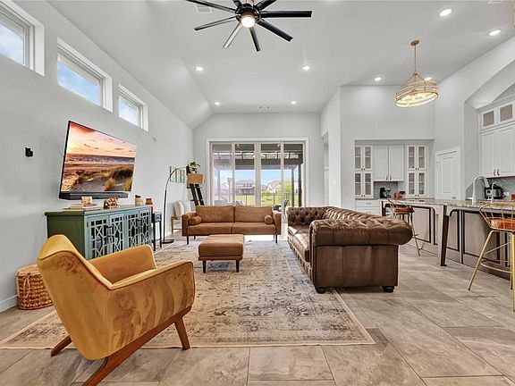 5th image of 2114 Plum Creek Dr