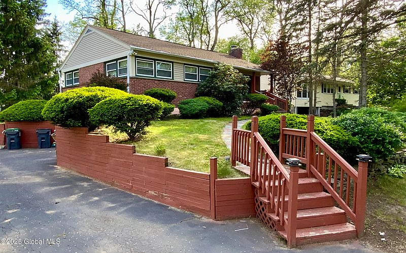 3rd image of 6 Kenyon Drive