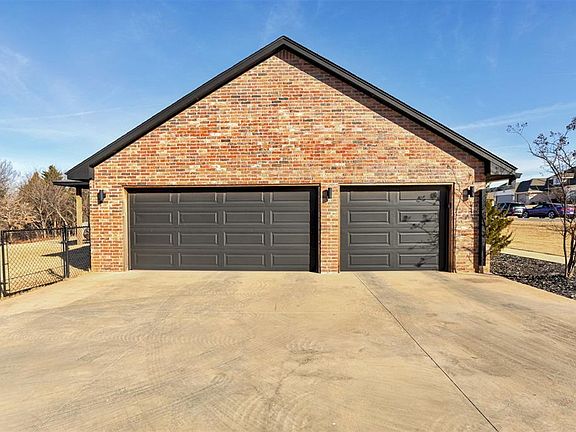 3rd image of 2839 Redwood Ct