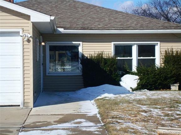 3rd image of 30450 Bayview Dr