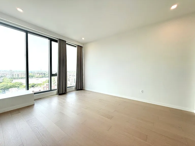 35-32 Leavitt St #10K — Photo 5