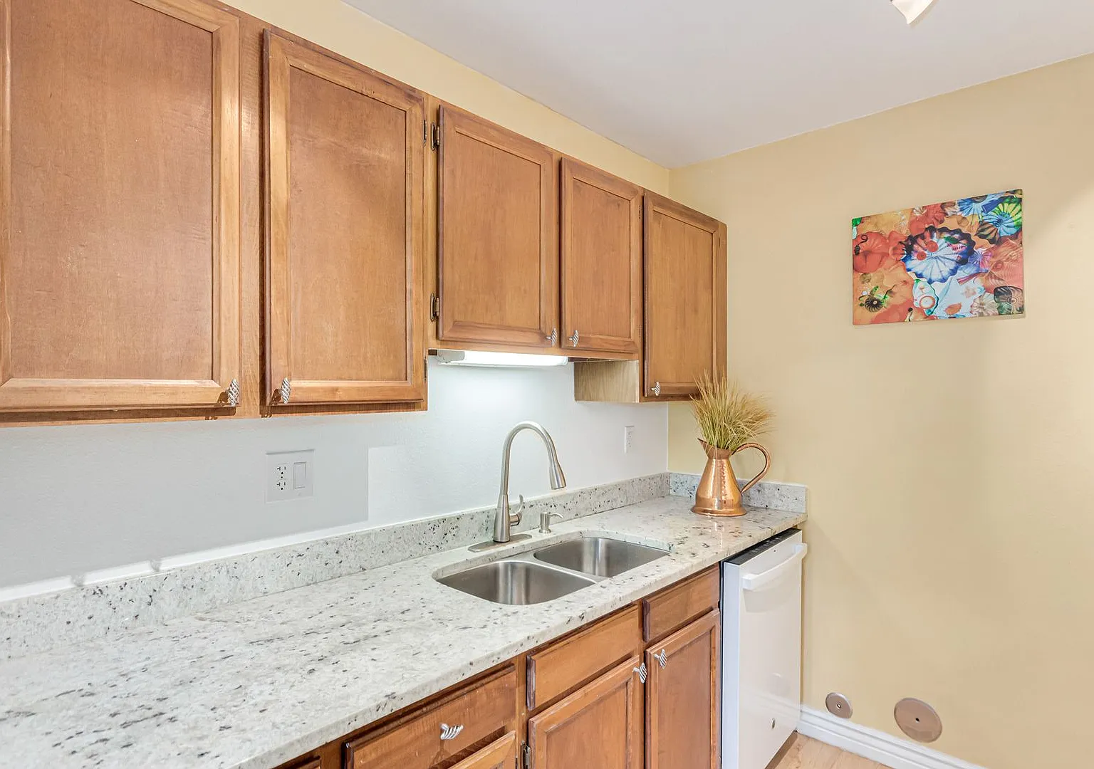 Charming 1 bedroom Corner Unit - Lafayette - Very Central — Photo 4