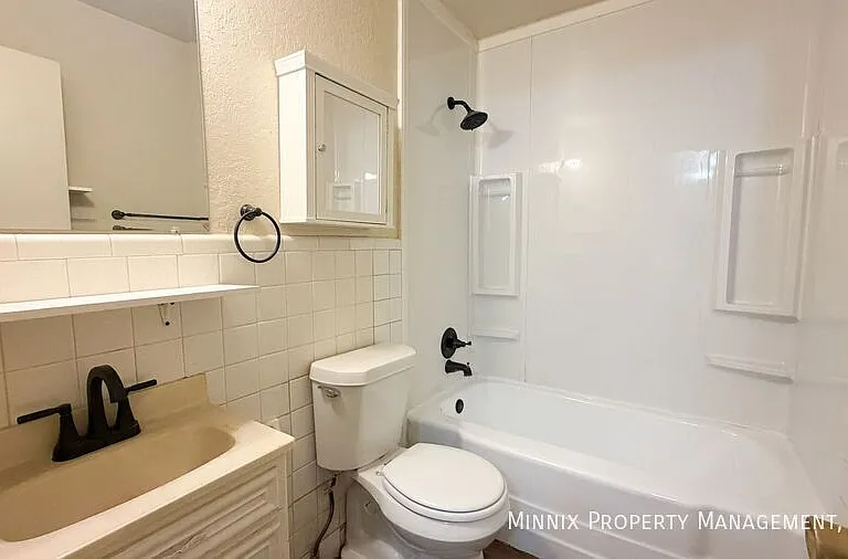 2113 S Loop 289 #B — Photo 9