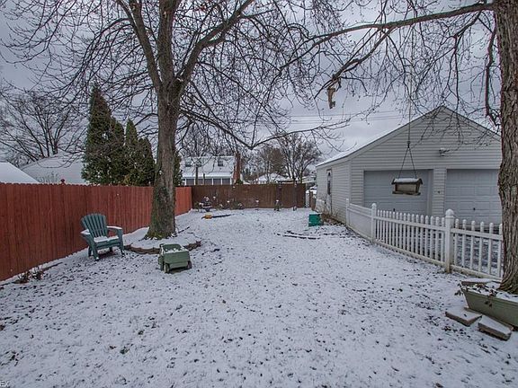 4th image of 1072 Roosevelt Ave