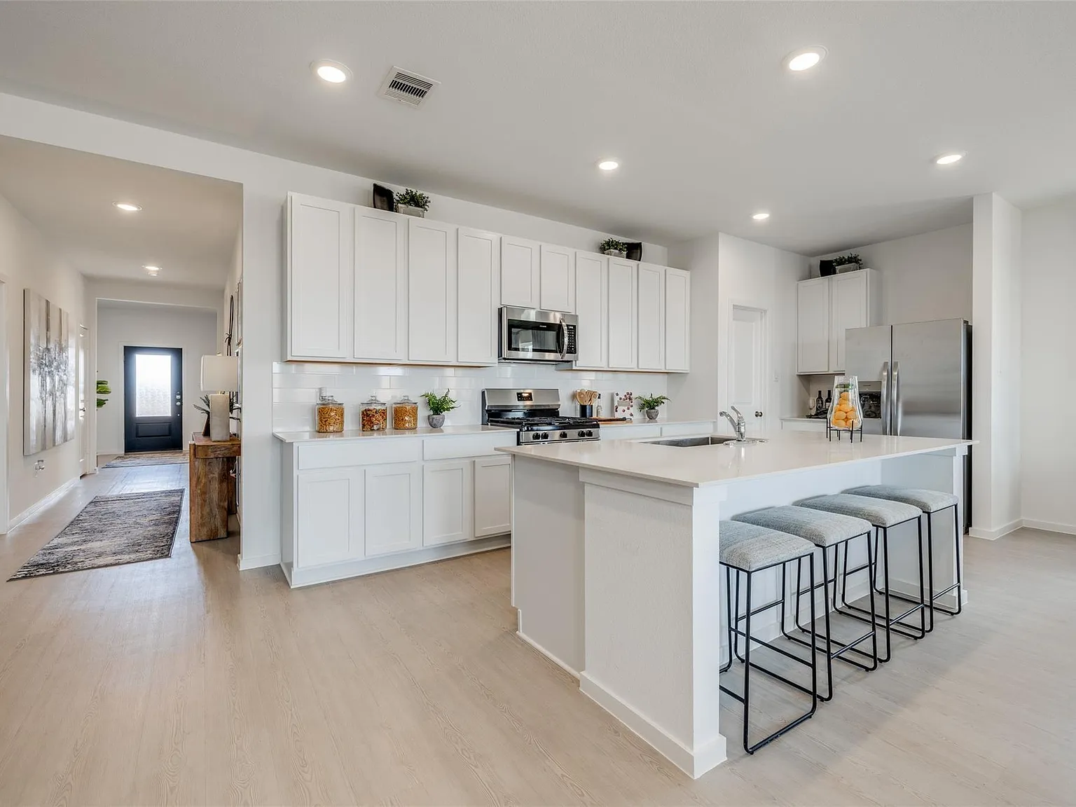 4 bed, 3.0 bath, 2226 sqft, $3,258 — Photo 4