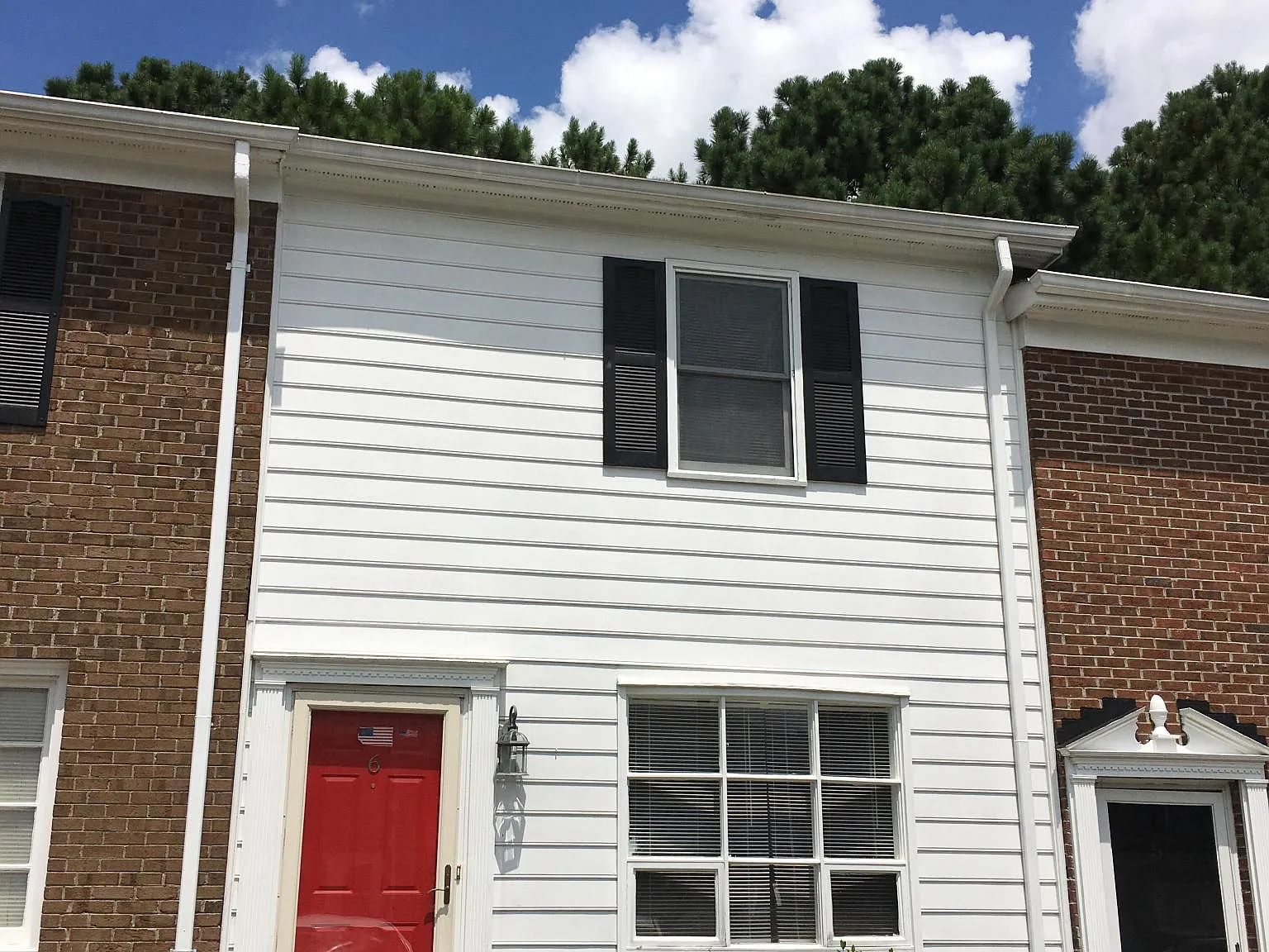 2 bed, 1.5 bath, 1040 sqft, $1,100 — Photo 1