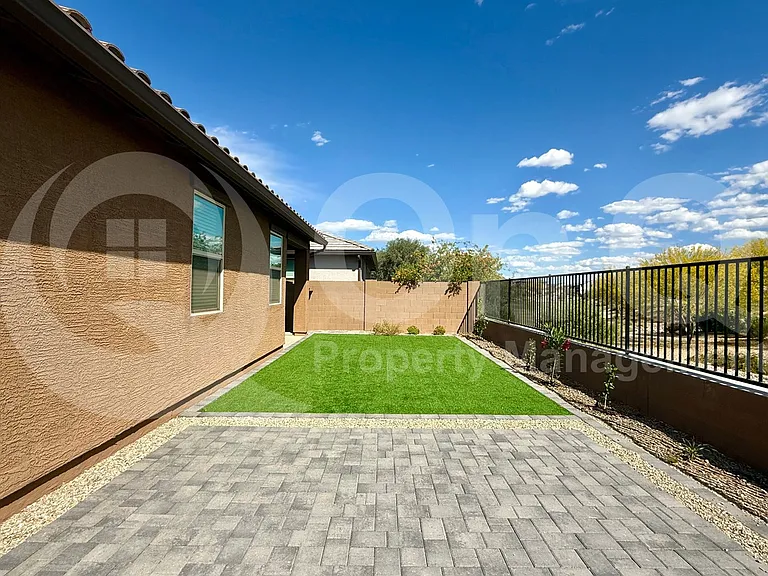 8923 W Solano Dr — Photo 25