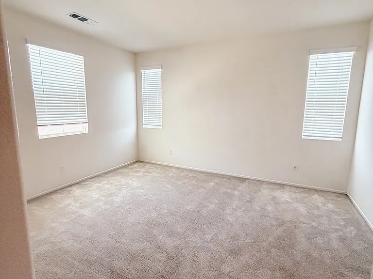 30422 Town Square Dr — Photo 32