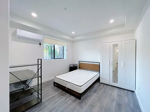 Floor plan 3 Bed 3 Bath - 860 sqft