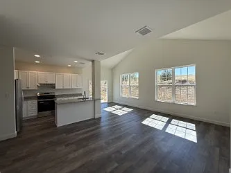 Flying Hills Apartments — Photo 42