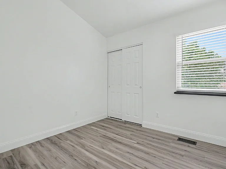 862 London Green Way — Photo 22