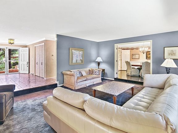 5th image of 208 Tanglewood Dr