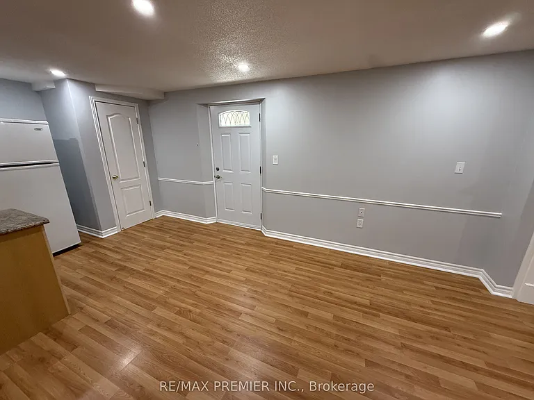 54 Castlepoint Dr #LOWER — Photo 12
