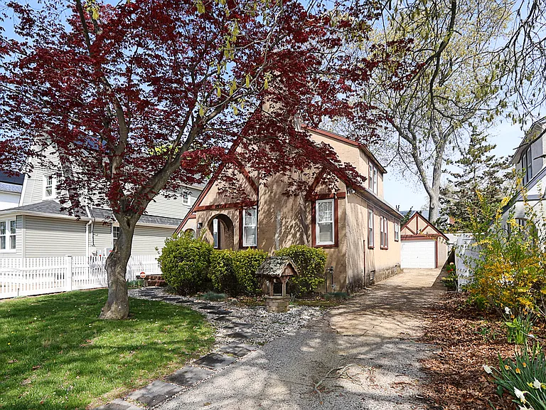 987 Kings Pkwy — Photo 1